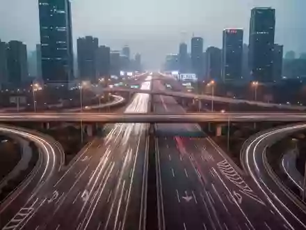 Eine moderne, mehrspurige Autobahnkreuzung in einer chinesischen Großstadt in der Abenddämmerung. - Foto: über boerse-global.de