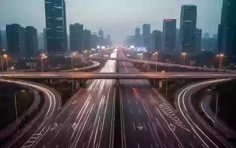 Eine moderne, mehrspurige Autobahnkreuzung in einer chinesischen Großstadt in der Abenddämmerung. - Foto: über boerse-global.de