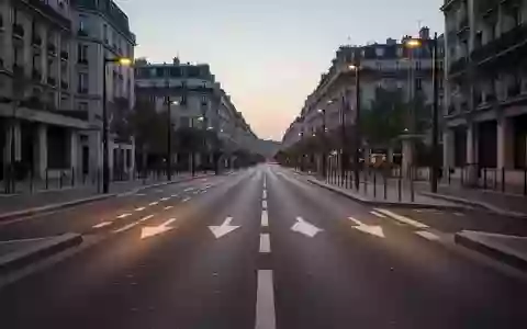 Eine leere, moderne Asphaltstraße in einem französischen Stadtviertel bei Dämmerung ohne Fahrzeuge oder Personen. - Foto: über boerse-global.de