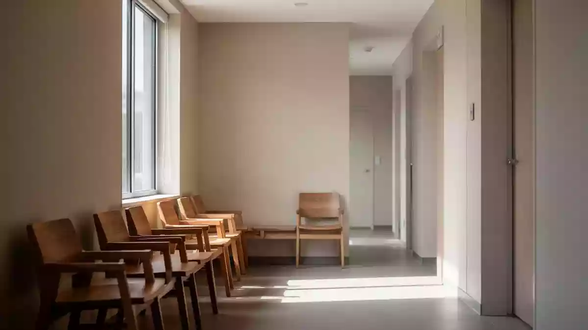 Ein heller, ruhiger Wartebereich in einem medizinischen Gebäude mit schlichtem Design und Tageslicht. Illustration mit AI erstellt.