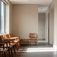 Ein heller, ruhiger Wartebereich in einem medizinischen Gebäude mit schlichtem Design und Tageslicht. - Foto: über boerse-global.de