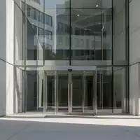 Moderner Eingangsbereich eines Verwaltungsgebäudes mit Glasfassade und klaren architektonischen Linien. - Foto: über boerse-global.de