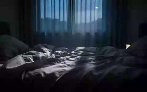 Ein ungemachtes Bett in einem abgedunkelten Schlafzimmer bei einsetzendem Tageslicht, das eine ruhige und melancholische Stimmung vermittelt. - Foto: über boerse-global.de