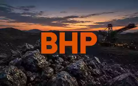 Weitläufiges, modernes Tagebau-Gelände in der Dämmerung, das die globale Bergbauindustrie symbolisiert. - Foto: über boerse-global.de