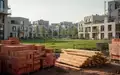 Baustelle eines modernen, nachhaltigen Wohnquartiers in einer deutschen Stadt mit Baumaterialien und Grünflächen. - Foto: über boerse-global.de