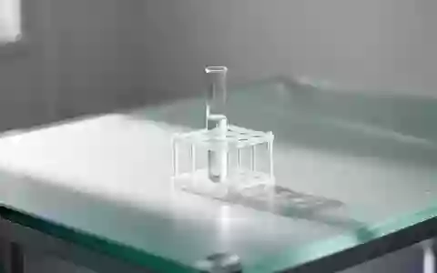 Ein leeres Reagenzglas auf einem sterilen Labortisch bei natürlichem Lichteinfall. - Foto: über boerse-global.de