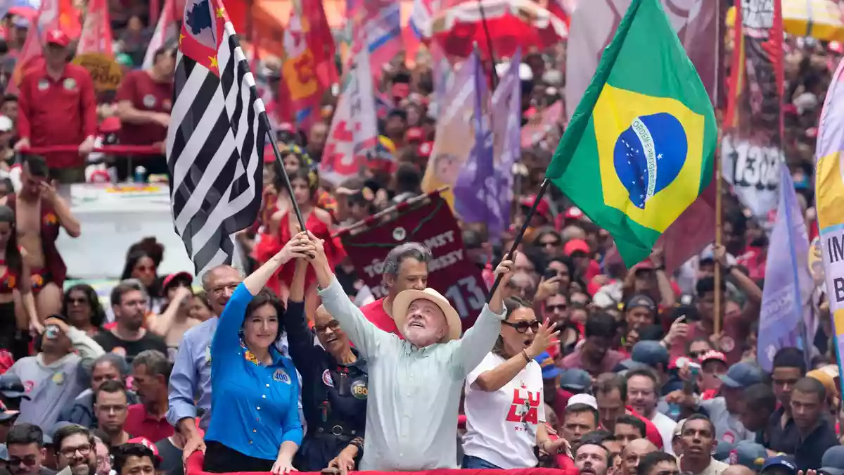 Der Linkspolitiker Lula wurde zum Sieger der Präsidentenwahl erklärt. - Bild: Andre Penner/AP/dpa