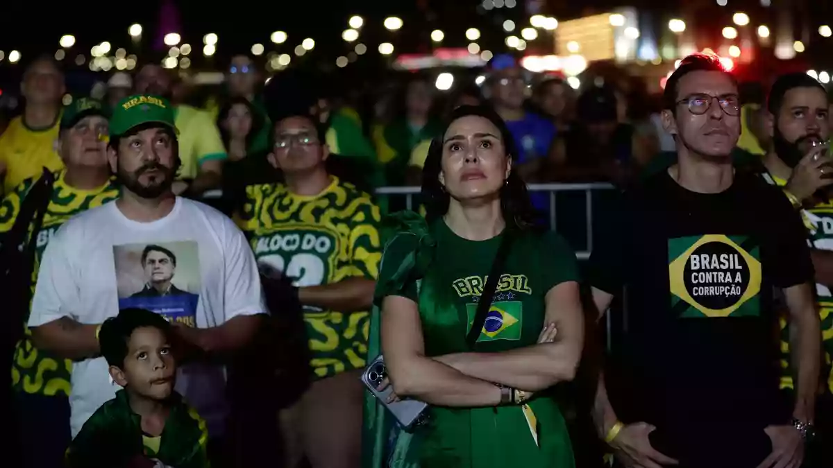 Anhänger des rechten Herausforderers Flávio Bolsonaro reagierten fassungslos. - Bild: Bruna Prado/AP/dpa
