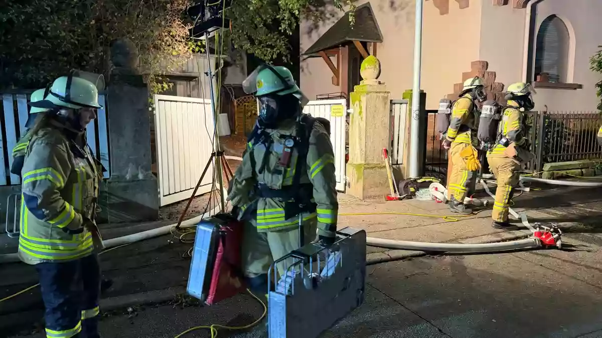 FW Weinheim: Zweitmeldung: Kellerbrand in Weinheim. Flammen und dichter Rauch in der Hildastraße - Bild: presseportal.de