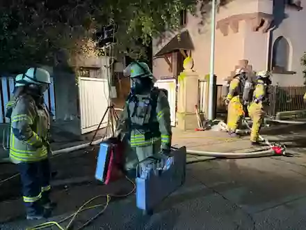 FW Weinheim: Zweitmeldung: Kellerbrand in Weinheim. Flammen und dichter Rauch in der Hildastraße - Foto: presseportal.de