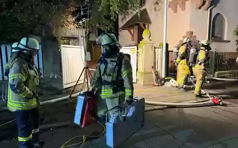 FW Weinheim: Zweitmeldung: Kellerbrand in Weinheim. Flammen und dichter Rauch in der Hildastraße - Foto: presseportal.de