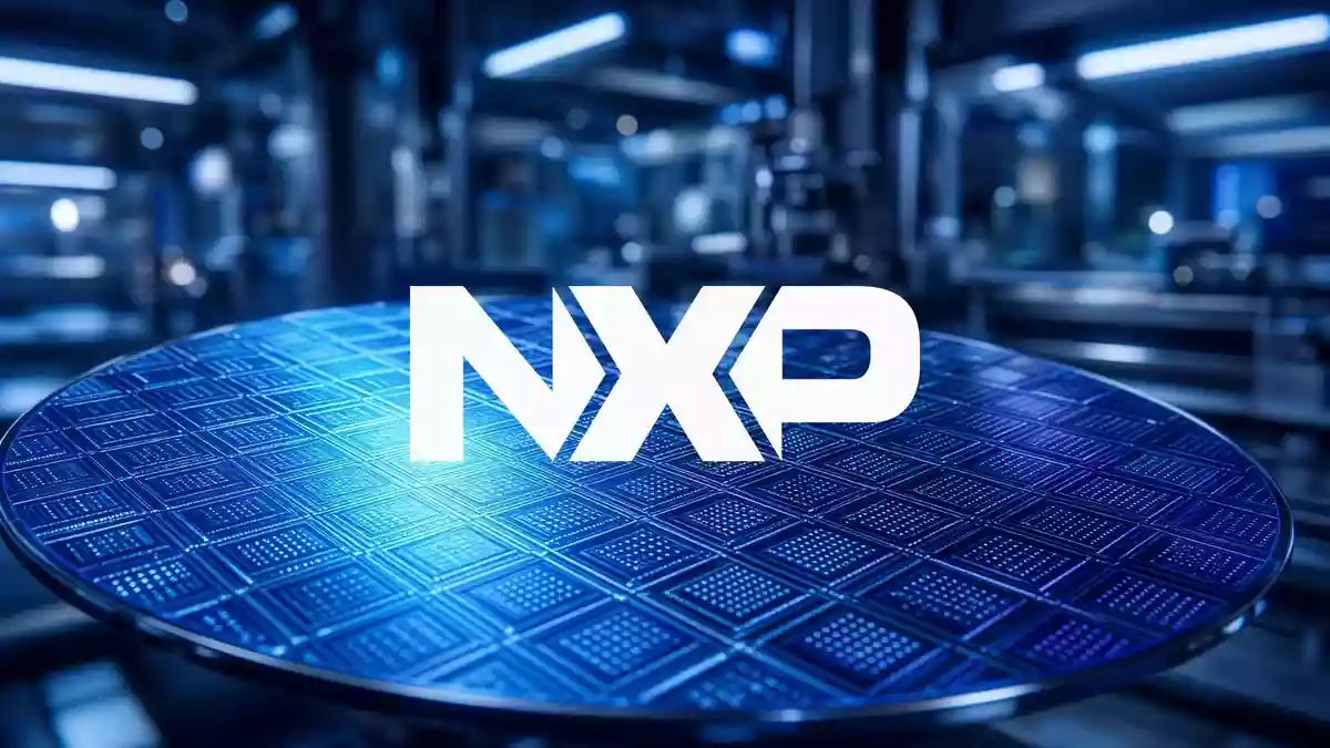 Moderner Halbleiterchip auf einer Platine vor dem unscharfen Hintergrund einer automatisierten Fertigungsanlage. Illustration mit AI erstellt.