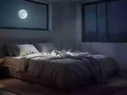 Ein minimalistisch eingerichtetes Schlafzimmer bei Nacht mit sanftem Mondlicht, das durch ein Fenster fällt. - Foto: über boerse-global.de