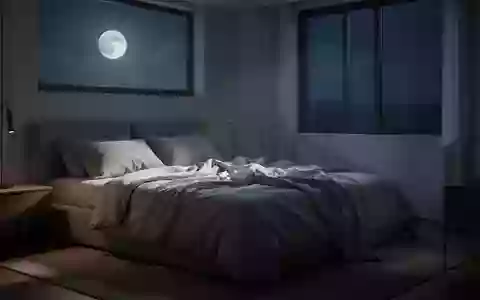 Ein minimalistisch eingerichtetes Schlafzimmer bei Nacht mit sanftem Mondlicht, das durch ein Fenster fällt. - Foto: über boerse-global.de