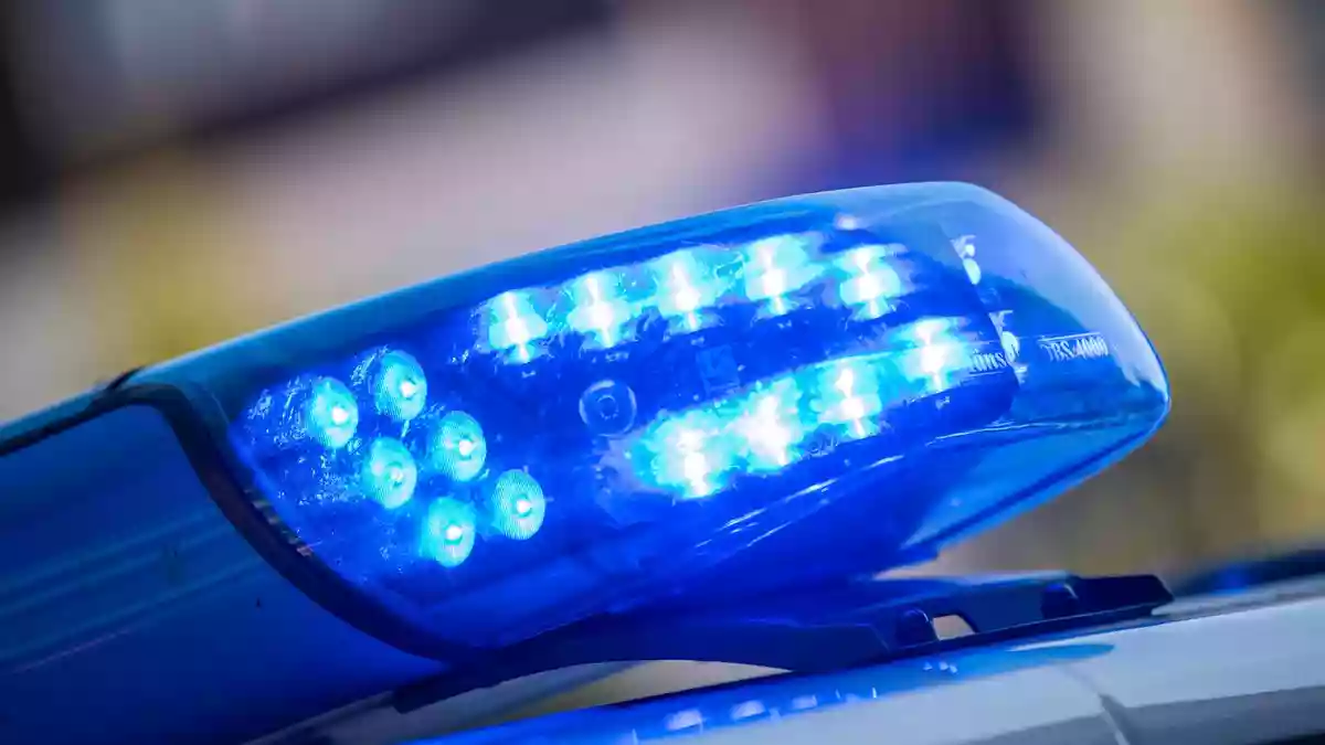 In Dingolfing läuft ein größerer Polizeieinsatz. (Symbolbild) - Bild: Lino Mirgeler/dpa
