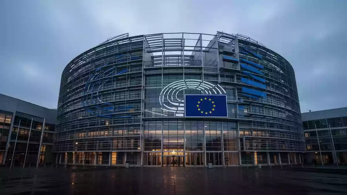 Das Europäische Parlament in Brüssel bei Dämmerung, Architekturaufnahme des Gebäudes ohne Personen. Illustration mit AI erstellt.