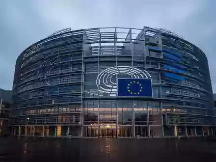 Das Europäische Parlament in Brüssel bei Dämmerung, Architekturaufnahme des Gebäudes ohne Personen. - Foto: über boerse-global.de