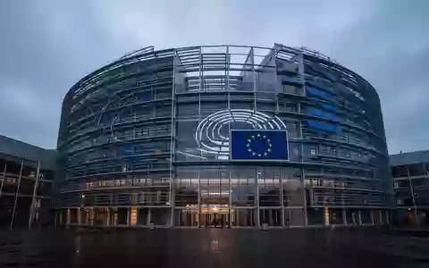Das Europäische Parlament in Brüssel bei Dämmerung, Architekturaufnahme des Gebäudes ohne Personen. - Foto: über boerse-global.de
