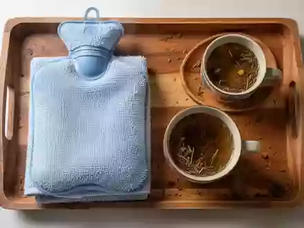 Symbolbild: Wärmflasche, Handtuch und Kräutertee - Foto: über boerse-global.de