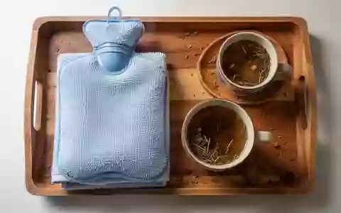 Symbolbild: Wärmflasche, Handtuch und Kräutertee - Foto: über boerse-global.de