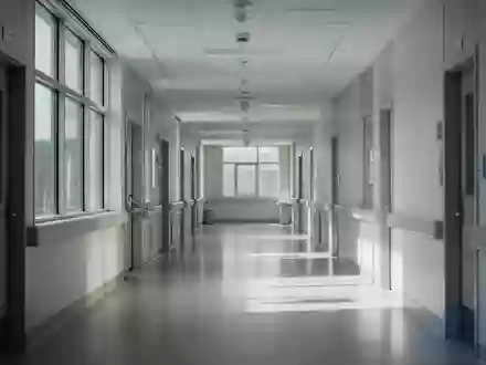 Ein heller, moderner Klinikflur in einem UniversitĂ€tsgebĂ€ude mit minimalistischer Architektur und natĂŒrlichem Lichteinfall. - Foto: ĂŒber boerse-global.de