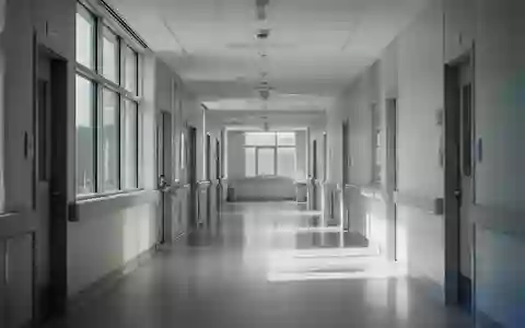 Ein heller, moderner Klinikflur in einem Universitätsgebäude mit minimalistischer Architektur und natürlichem Lichteinfall. - Foto: über boerse-global.de