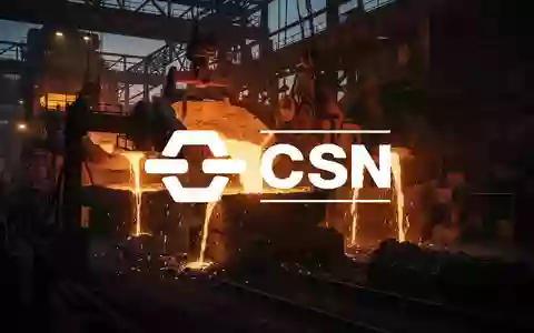 Dramatische Aufnahme einer StahlhĂĽtte mit glĂĽhendem Metall in einer dĂĽsteren, industriellen Umgebung. - Foto: ĂĽber boerse-global.de