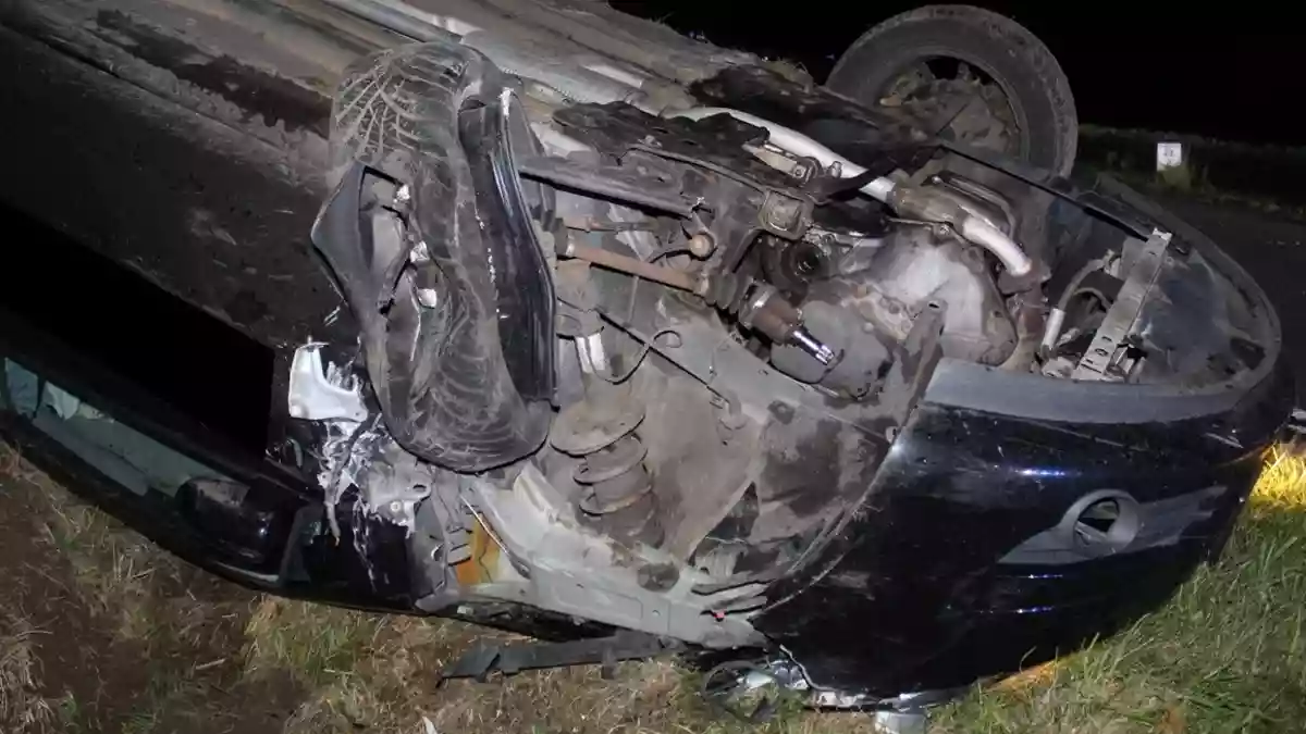 POL-MI: Auto überschlägt sich nach Zusammenstoß - Bild: presseportal.de
