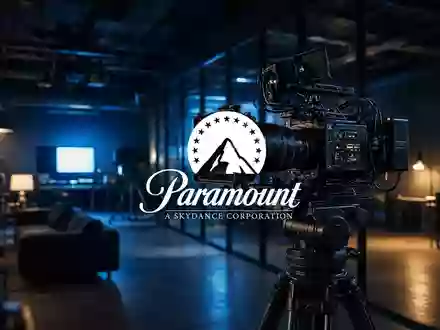 Abstrakte Darstellung eines modernen Medien- und Streaming-Studios mit professioneller Beleuchtung. - Foto: über boerse-global.de