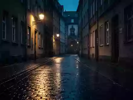 Eine nächtliche, verlassene Gasse in einer deutschen Stadt mit Kopfsteinpflaster und spiegelnden Oberflächen. - Foto: über boerse-global.de