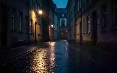 Eine nächtliche, verlassene Gasse in einer deutschen Stadt mit Kopfsteinpflaster und spiegelnden Oberflächen. - Foto: über boerse-global.de