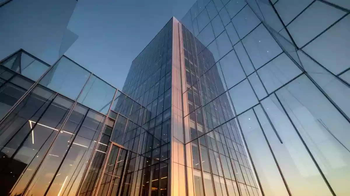 Moderne Glasfassade eines Wolkenkratzers bei Sonnenuntergang. Illustration mit AI erstellt.