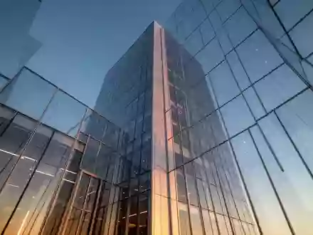 Moderne Glasfassade eines Wolkenkratzers bei Sonnenuntergang. - Foto: über boerse-global.de