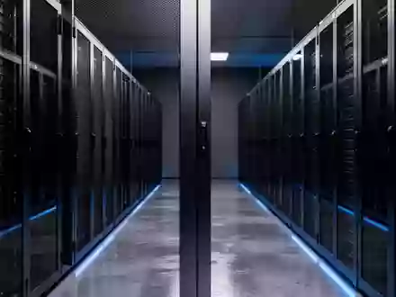 Moderne, minimalistische Server-Infrastruktur in einem klimatisierten Rechenzentrum mit bläulicher Beleuchtung. - Foto: über boerse-global.de