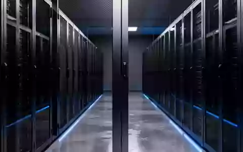 Moderne, minimalistische Server-Infrastruktur in einem klimatisierten Rechenzentrum mit bläulicher Beleuchtung. - Foto: über boerse-global.de