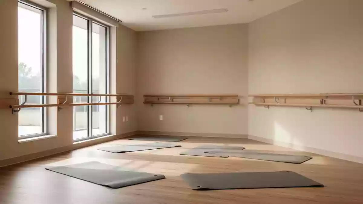 Ein heller, minimalistischer Physiotherapieraum in einer modernen Klinik mit Holzboden und Übungsmatten. Illustration mit AI erstellt.