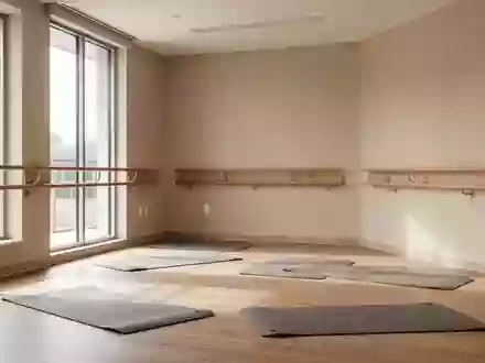 Ein heller, minimalistischer Physiotherapieraum in einer modernen Klinik mit Holzboden und Übungsmatten. - Foto: über boerse-global.de