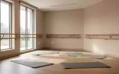 Ein heller, minimalistischer Physiotherapieraum in einer modernen Klinik mit Holzboden und Übungsmatten. - Foto: über boerse-global.de