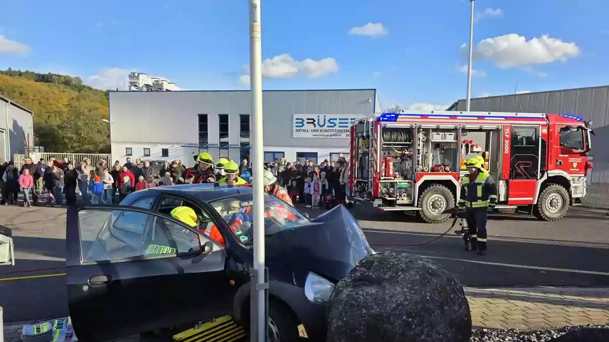 FW Finnentrop: Einheit Heggen zeigt bei Abschlussübung technische Rettung nach Verkehrsunfall - Bild: presseportal.de