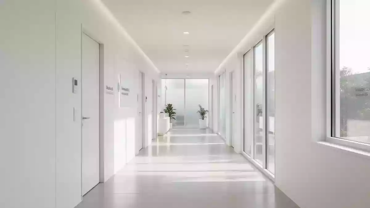Ein heller, minimalistisch gestalteter Flur in einem modernen medizinischen Zentrum mit natürlichem Lichteinfall. Illustration mit AI erstellt.