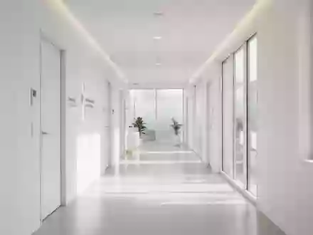 Ein heller, minimalistisch gestalteter Flur in einem modernen medizinischen Zentrum mit natürlichem Lichteinfall. - Foto: über boerse-global.de