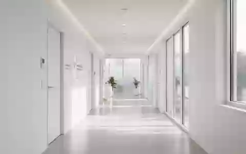 Ein heller, minimalistisch gestalteter Flur in einem modernen medizinischen Zentrum mit natürlichem Lichteinfall. - Foto: über boerse-global.de