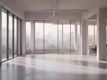 Ein lichtdurchfluteter, moderner Büroraum mit großen Fenstern und minimalistischem Design ohne Personen. - Foto: über boerse-global.de