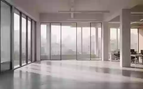 Ein lichtdurchfluteter, moderner Büroraum mit großen Fenstern und minimalistischem Design ohne Personen. - Foto: über boerse-global.de