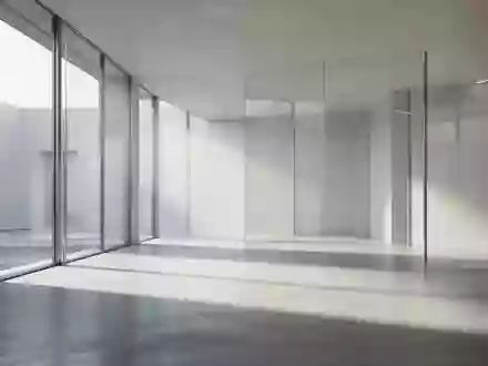 Ein minimalistischer, moderner Innenraum mit klaren architektonischen Linien und natürlichem Lichteinfall. - Foto: über boerse-global.de