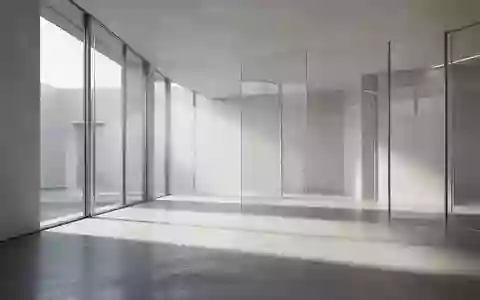 Ein minimalistischer, moderner Innenraum mit klaren architektonischen Linien und natürlichem Lichteinfall. - Foto: über boerse-global.de