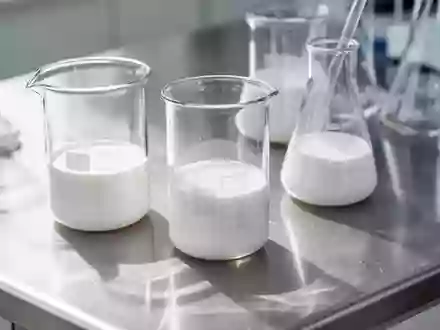 Laborausstattung aus Glas auf einer sterilen Edelstahloberfläche in einem hellen, medizinischen Forschungslabor. - Foto: über boerse-global.de