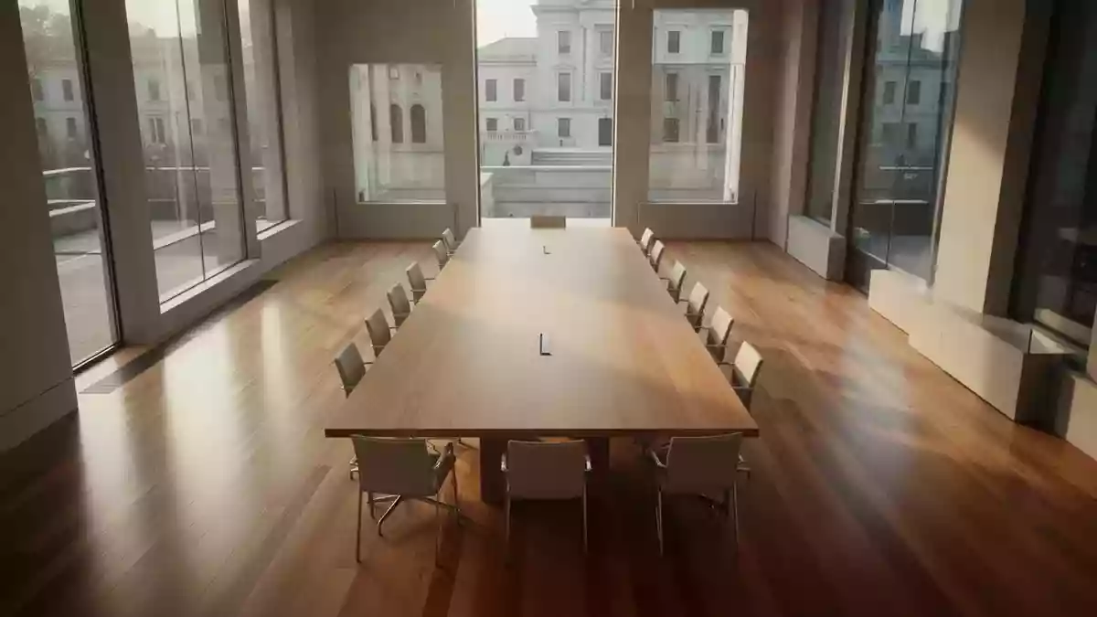 Ein leerer Konferenztisch in einem modernen, lichtdurchfluteten Regierungsgebäude, symbolisch für politische Beratungen. Illustration mit AI erstellt.