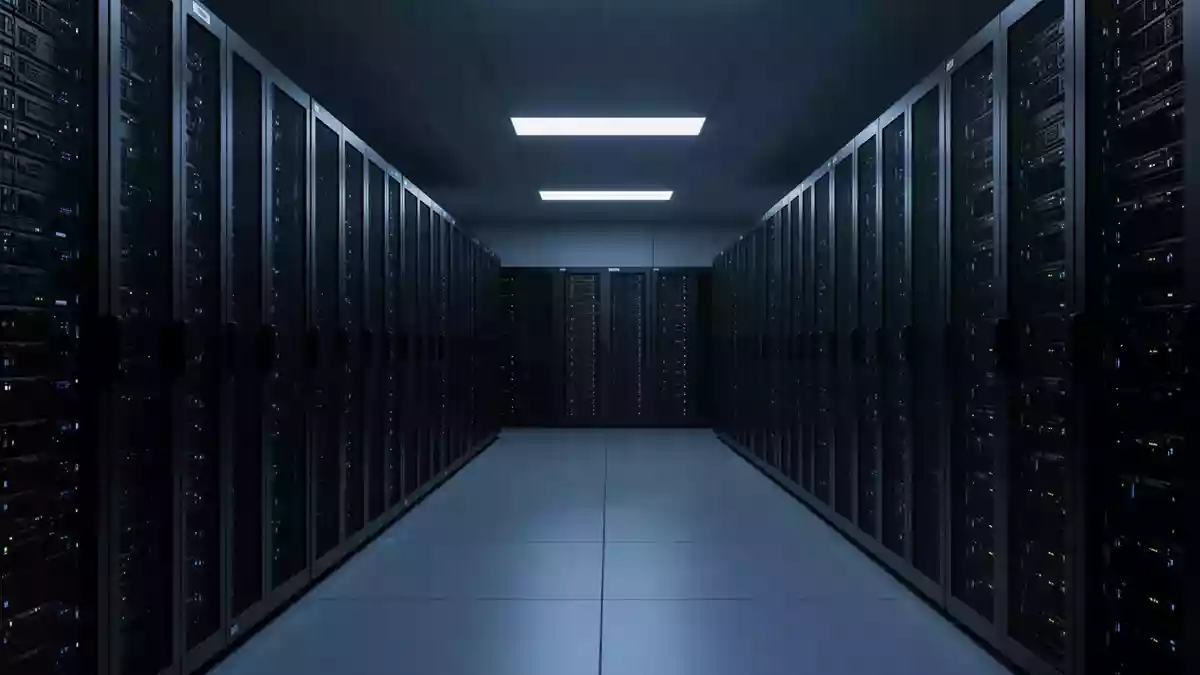 Eine minimalistische, moderne Serverlandschaft in einem dunklen, in kühles Licht getauchten Rechenzentrum ohne Personen. Illustration mit AI erstellt.
