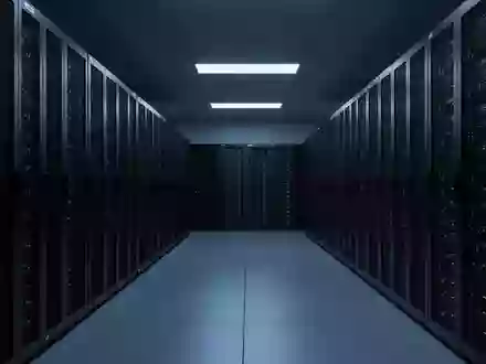 Eine minimalistische, moderne Serverlandschaft in einem dunklen, in kühles Licht getauchten Rechenzentrum ohne Personen. - Foto: über boerse-global.de